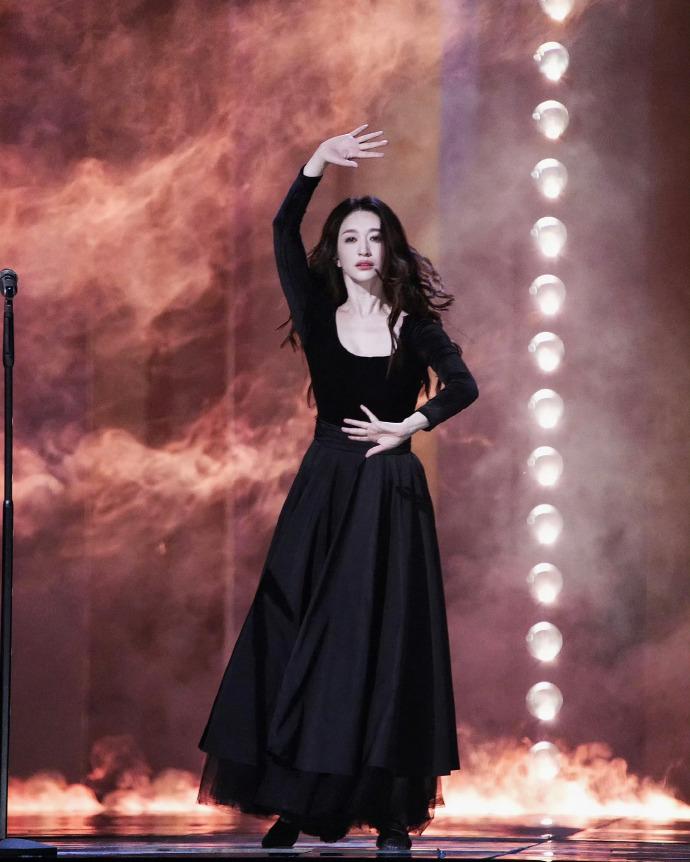 舞蹈界失去了一个无关紧要的人
舞蹈界少了一个无关紧要的人，荧幕多了闪闪发光的演员