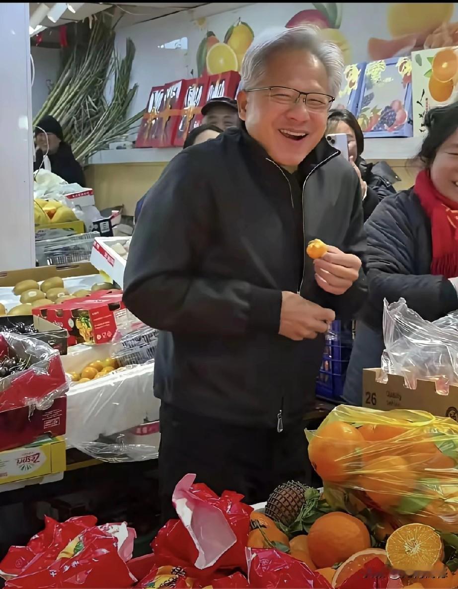 黄仁勋这个吃东西的画面，看起来特别的逗笑，他自己本身好像也被逗笑了，表情相当的有