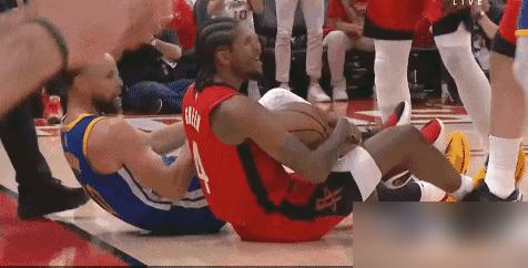 这一幕太戳心！4月24日勇士火箭G2激战正酣，第二节最后时刻库里和杰伦·格林倒地