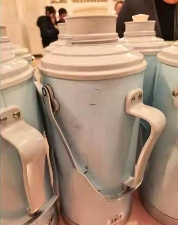 两会刚结束，火遍全网的竟然是用了30年的热水瓶，爆火的原因真的是它质量好吗？我看