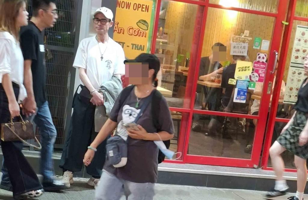 星岛：海俊杰在妻子离世后沉寂许久被路人街头偶遇，身形再度消瘦令网友倍感心疼，妻子