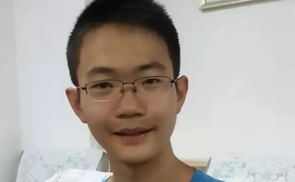 2016年，甘肃学生胡明源语文课从不听讲，天天熬夜打游戏，高考却以690分考上北