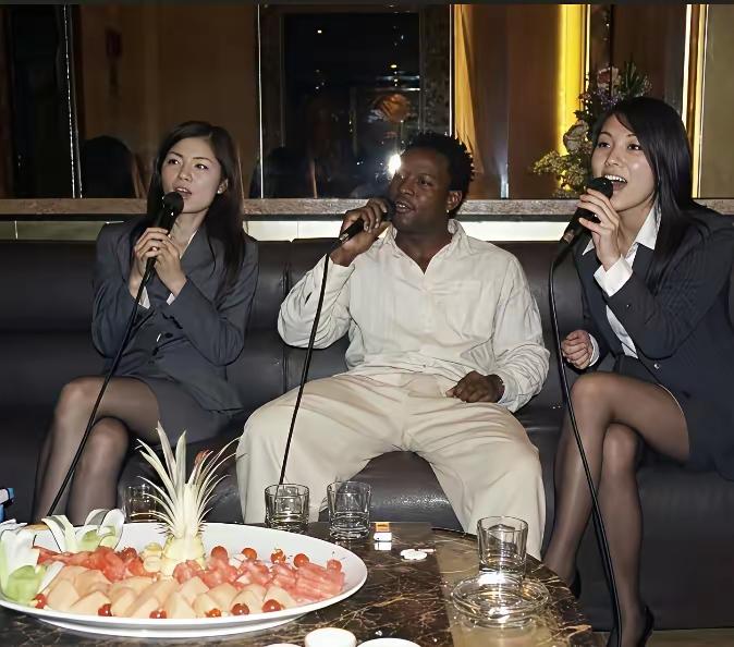 日本KTV别有特色，都穿职业装！