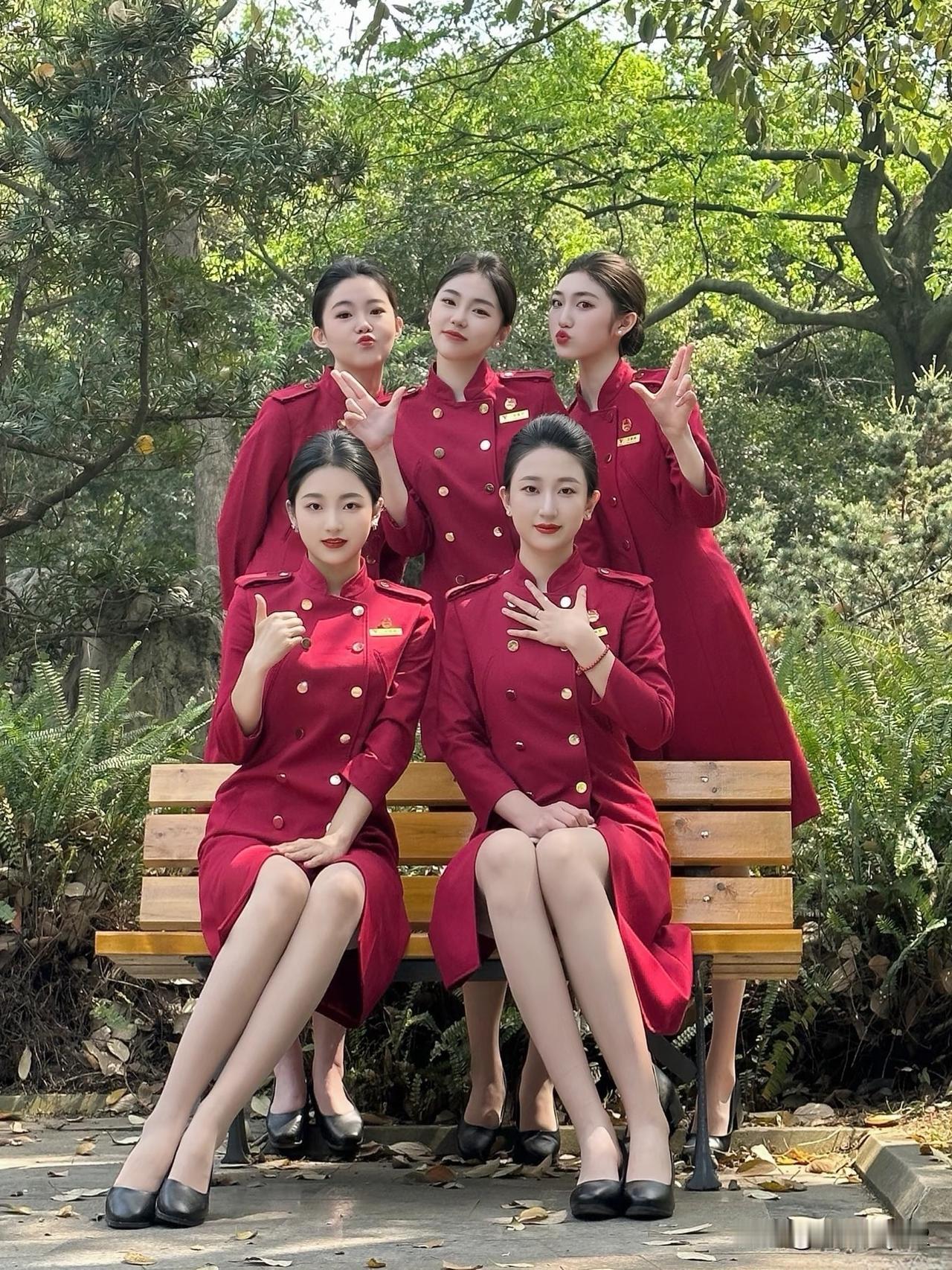 空姐月入过万，这才是真相，前两天看到一位深圳空姐晒出自己的工资条：基本工资270