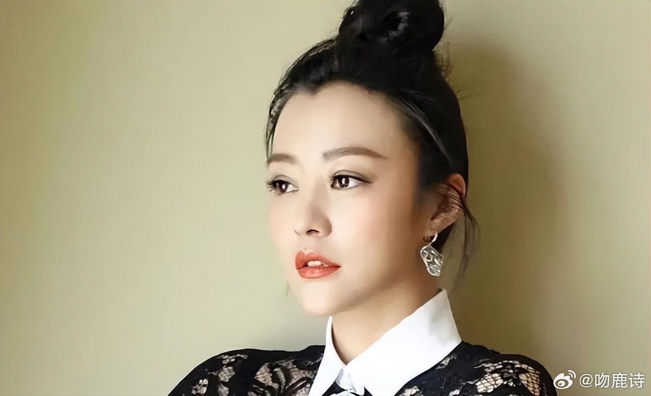 郝蕾太刚了！离婚后带双胞胎儿子，46岁活成事业家庭双扛的大女主  谁没被郝蕾的戏