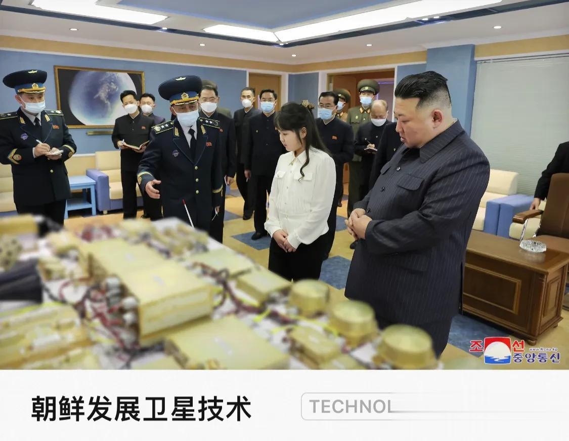 朝鲜最高领导人金正恩携女儿金主爱视察国家宇宙开发局。4月18日，金正恩时隔1年再