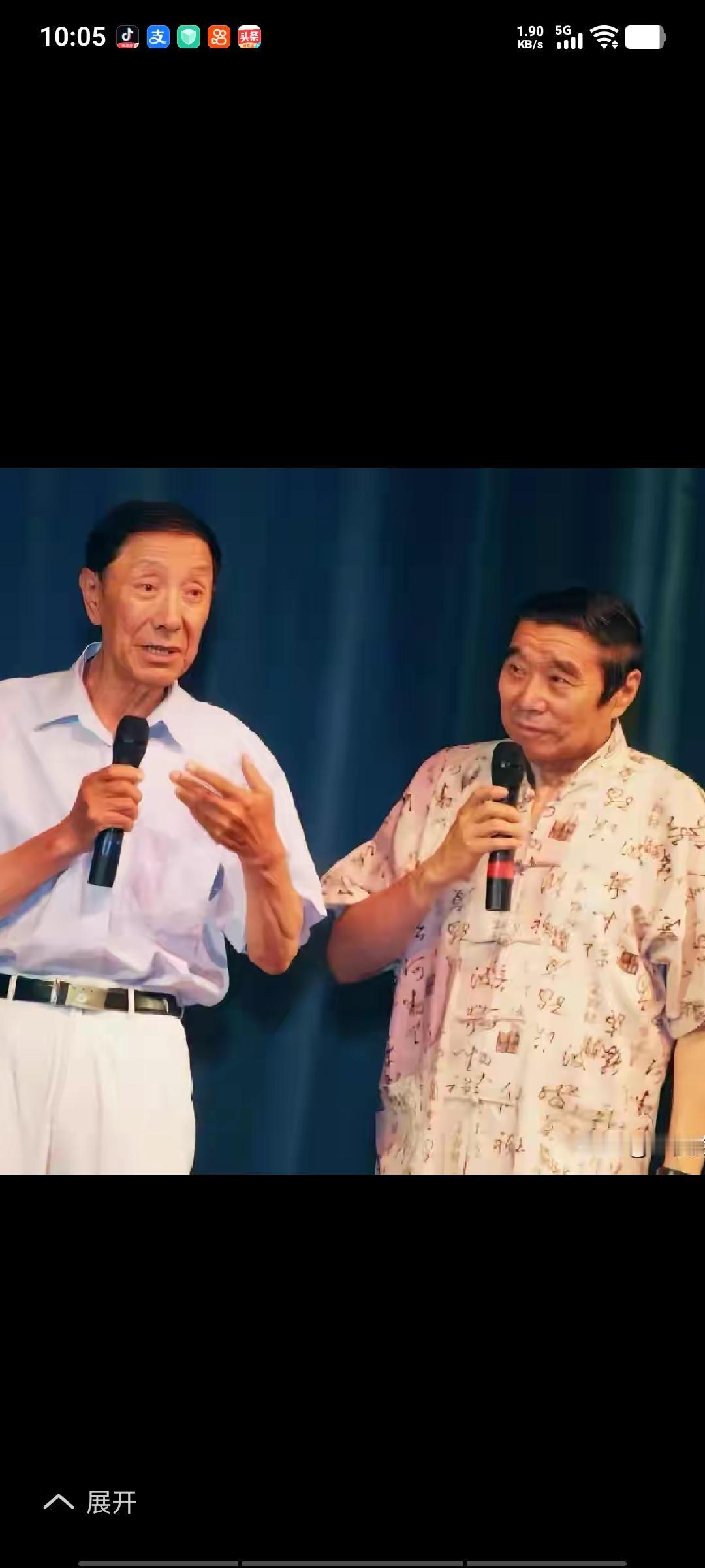 深受东北人民喜爱的一代相声大师杨振华于昨晚与世长辞，享年90岁。杨振华中学毕业后