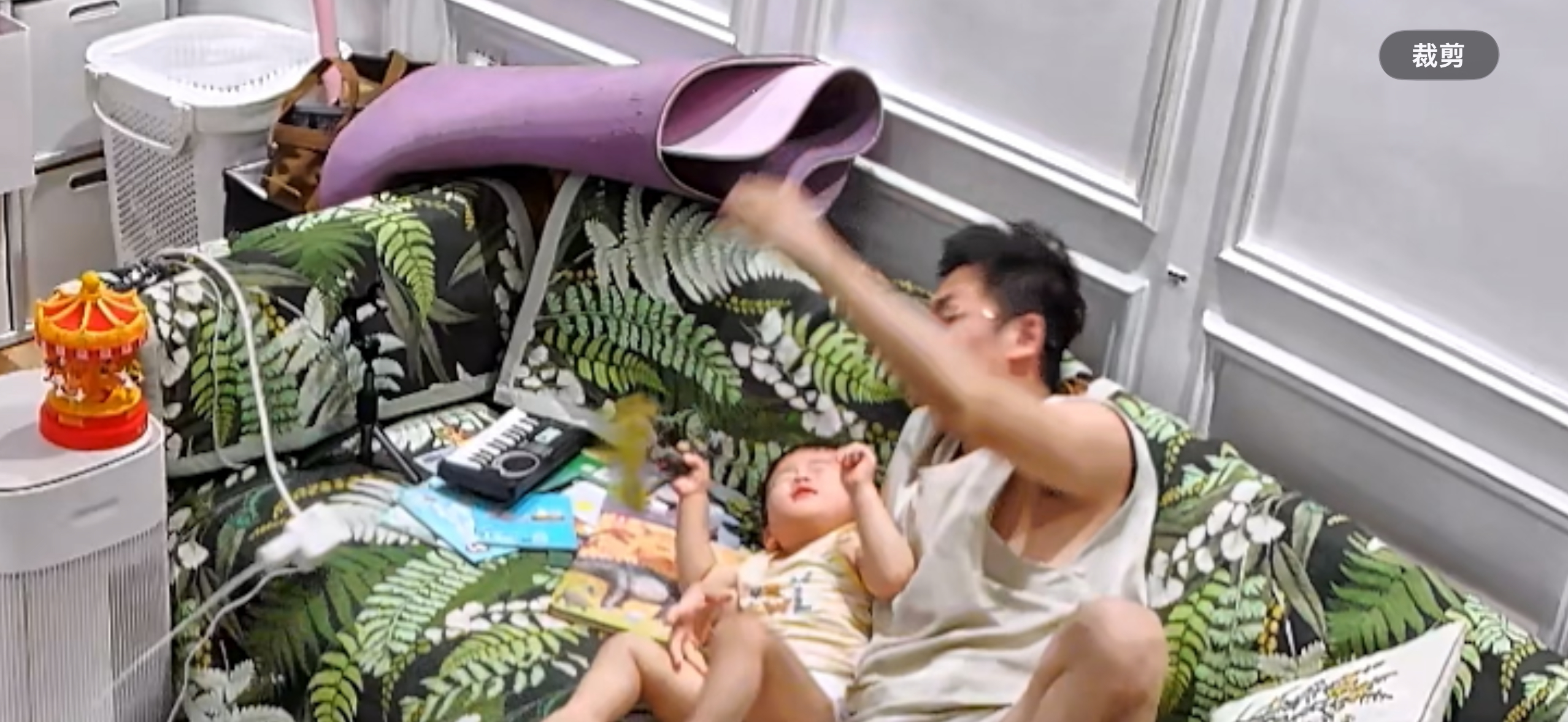 老婆回娘家，独自带娃的第一个晚上，不到半小时娃就受伤了，我跟他妈妈视频，孩子一脚