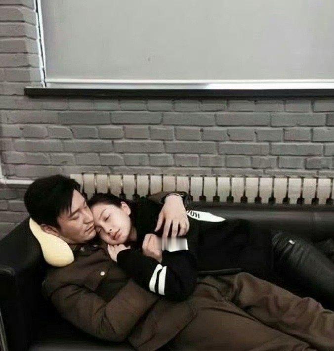 黄晓明对baby以前真喜欢，在意，眼神宠溺，总下意识护着，那种保护欲藏不住。后来