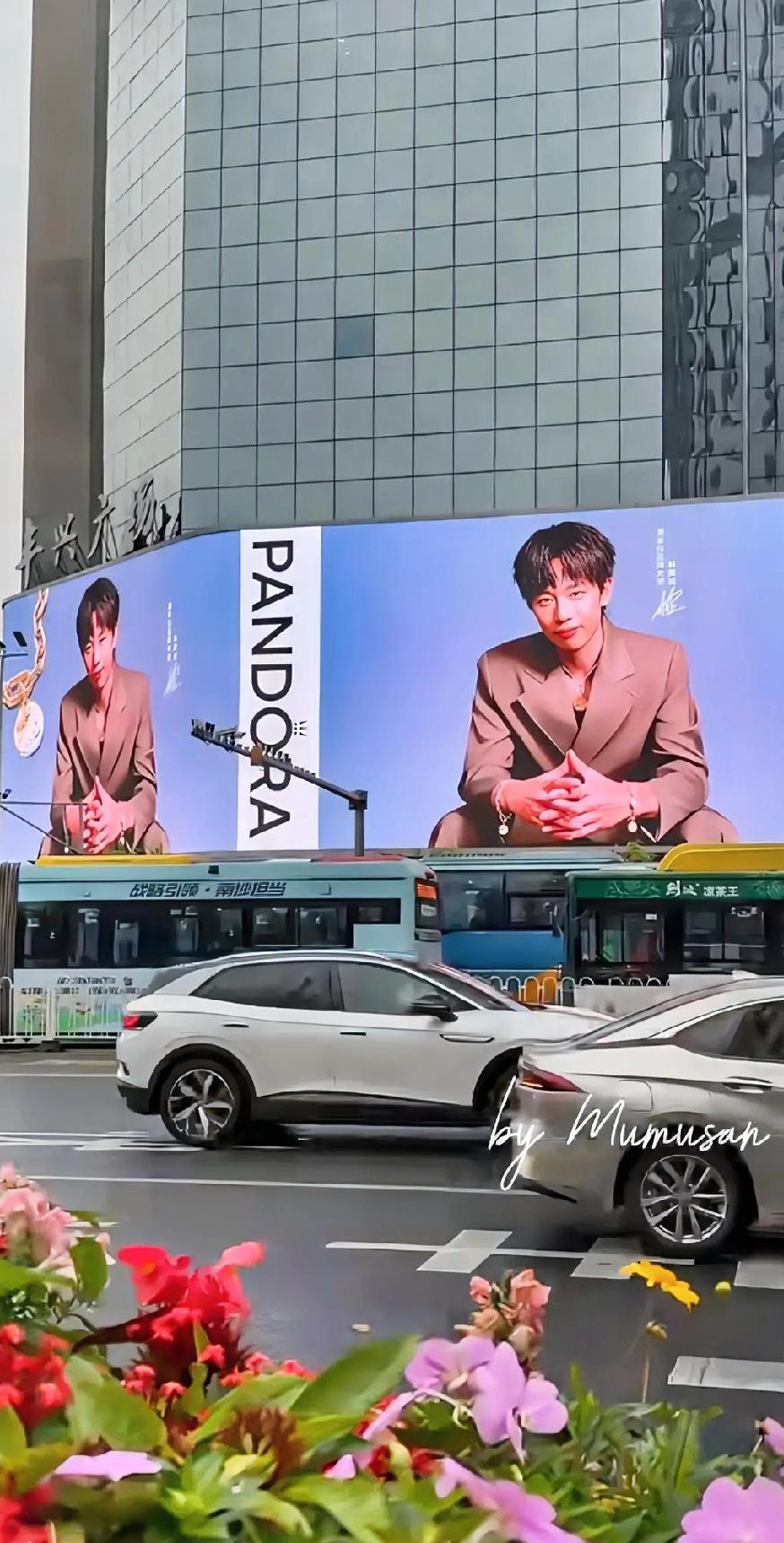 刷到林高远的大屏，直接被帅到心巴上！💖
 
刷视频刷到广州丰兴广场的大屏，一眼