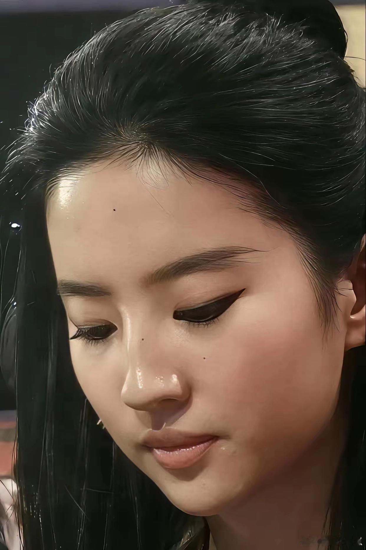 刘亦菲纯素颜状态曝光！五官生得好看，高挺立体的轮廓感直接拉满！ 