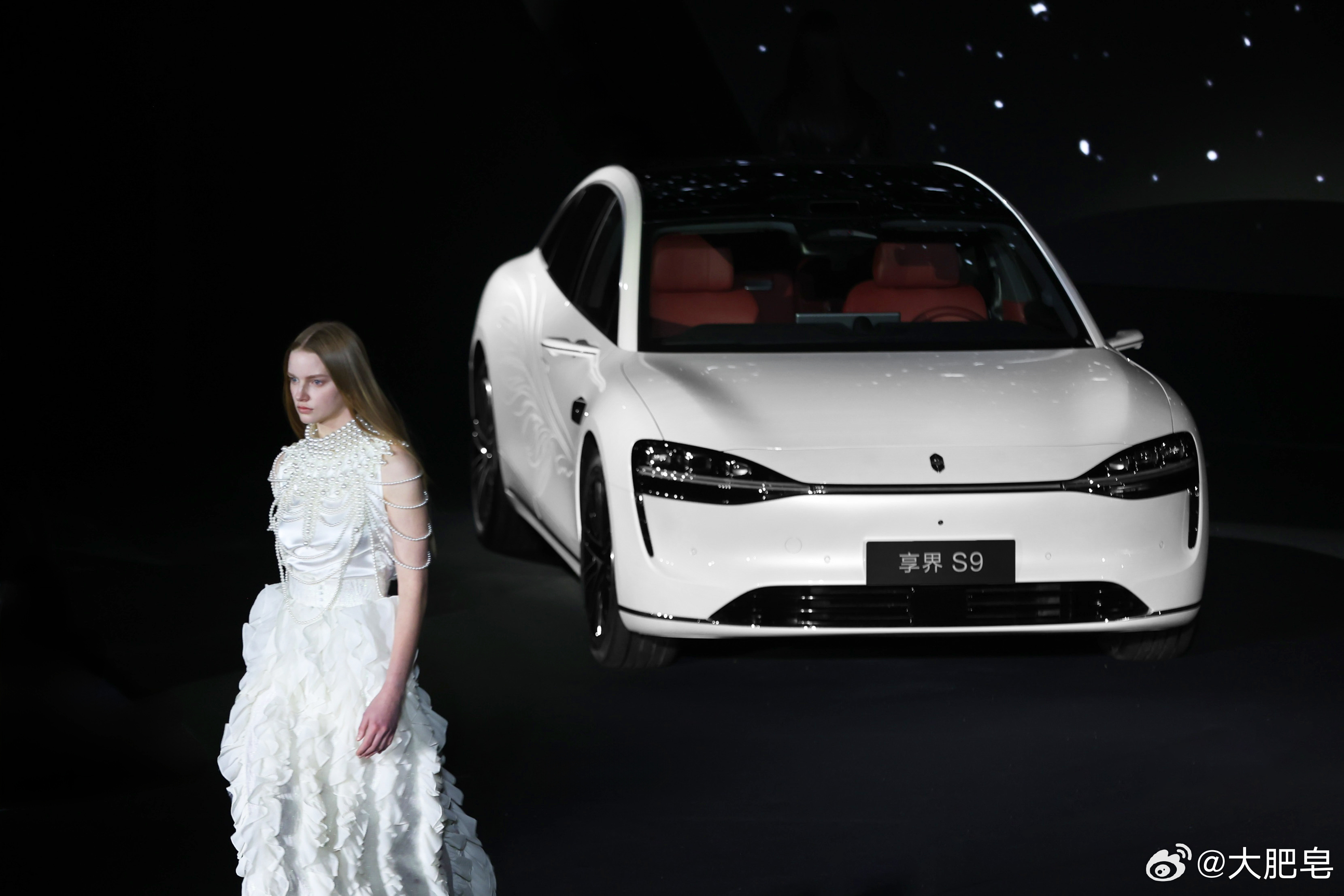 享界粉白新车色亮相北京时装周 当中国智造遇上顶级时尚，享界这次打破了行业的固有边