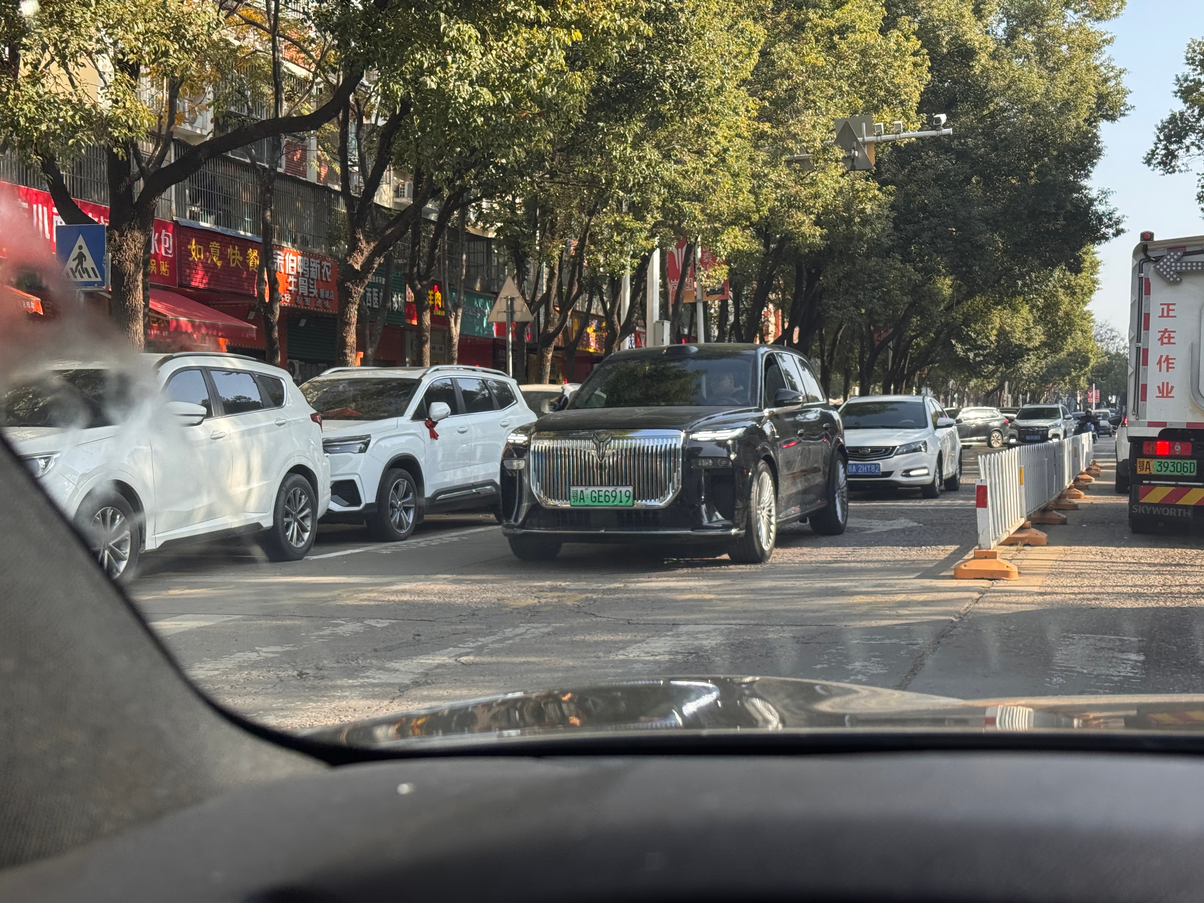 不知道你们那边岚图流行不，反正武汉上牌的泰山已经在汉阳这边容易看到了岚图泰山