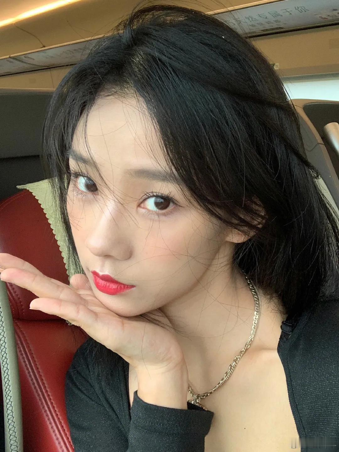 鲁照华这样给上嘴唇涂口红的图片都是很少的，即便是剧里她也很少涂满，不知道为什么。