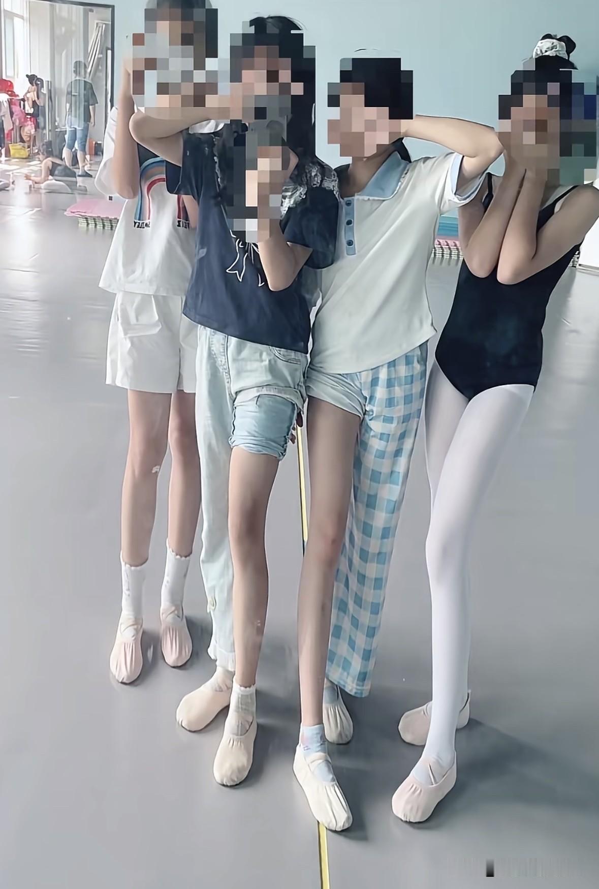 舞蹈室里的青春合照，是和搭子们闪闪发光的日常