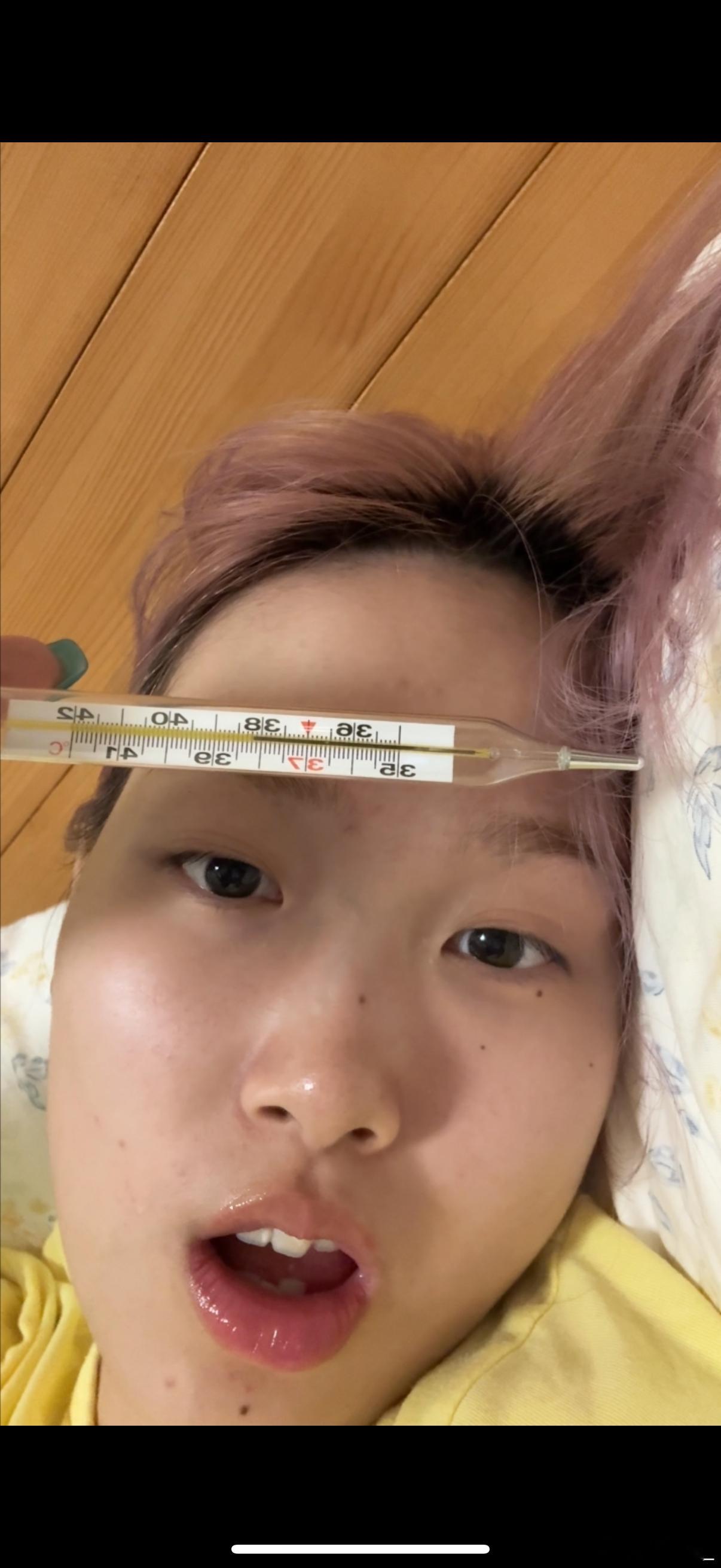 就这样发现自己发烧了。我简直是神人。称体重还发现轻了三斤。 ​​​