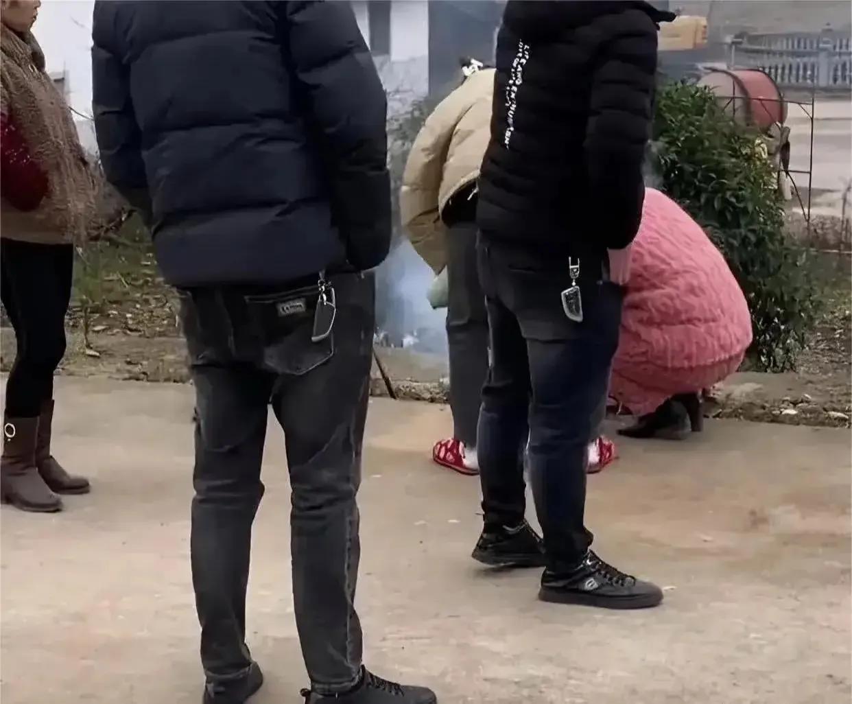 龙年春节就要到了…
回老家过年了～
猛然看到，年轻人腰间的都别上了这玩意…
我正