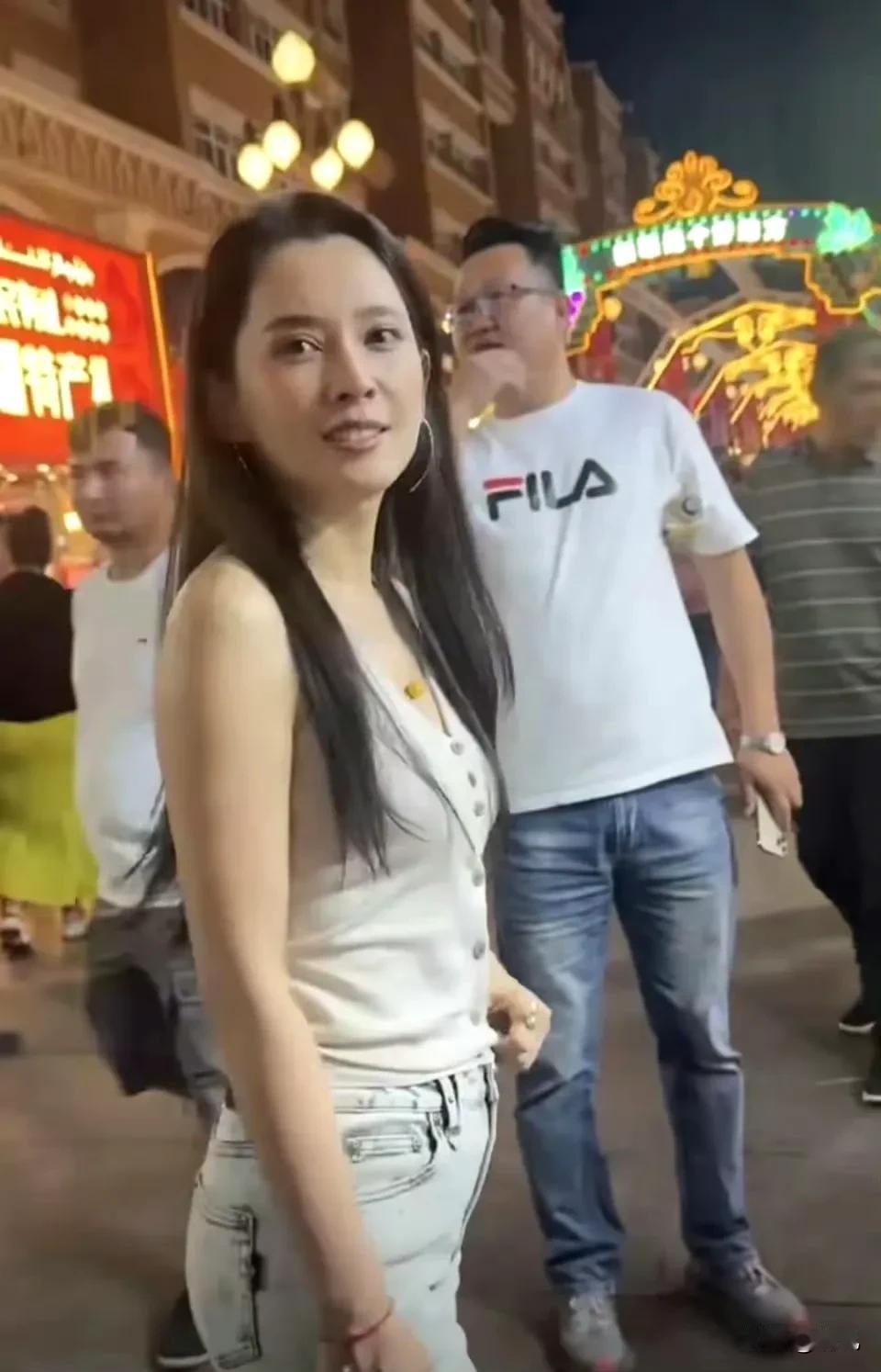 最近有人在新疆街头撞见森林北，没精修的照片一出来，好多人说比屏幕里还好看。
 