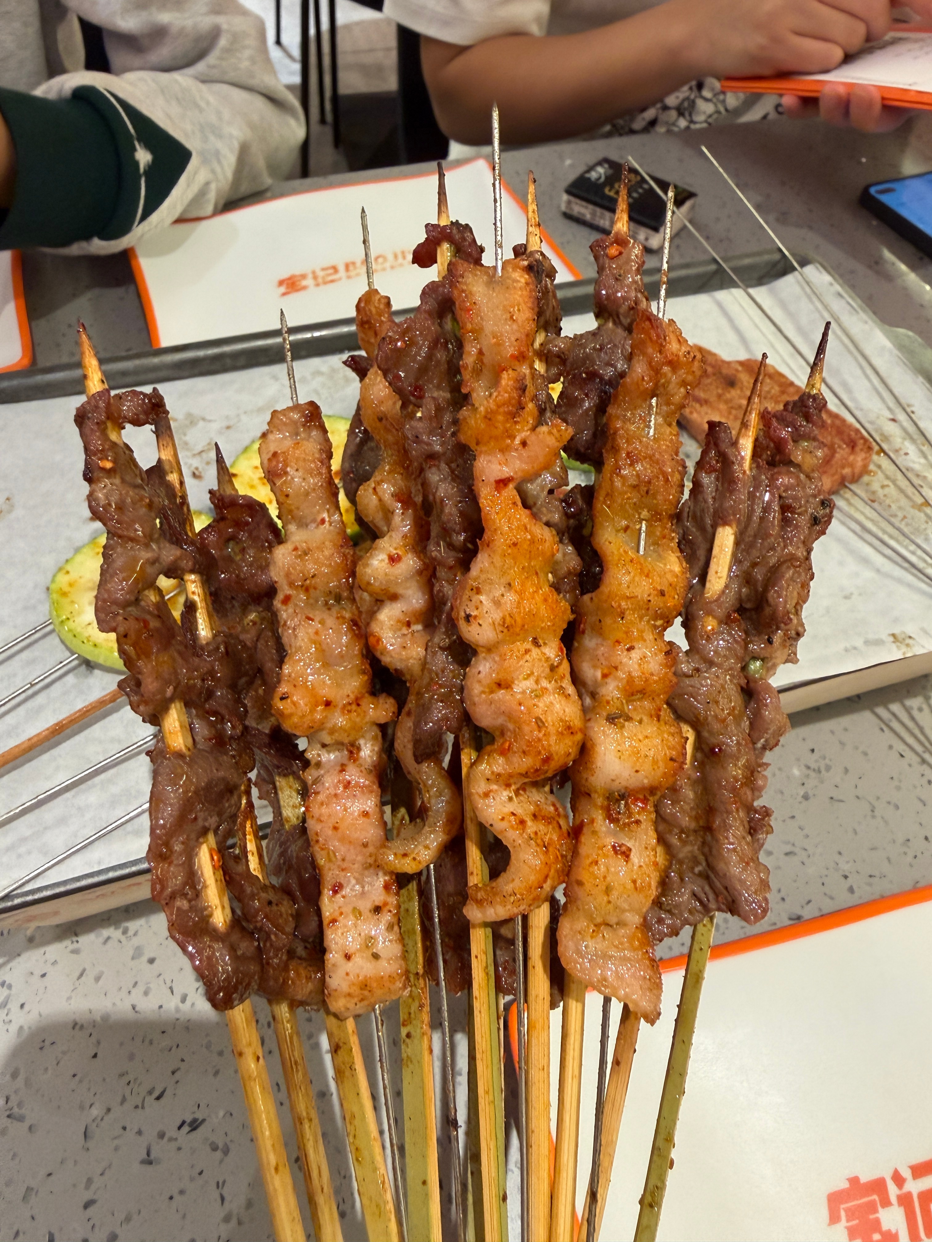 刚从机场开车到家，就把两个烧烤搭子喊出来陪我，是真给面子。没办法，我在飞机上做了
