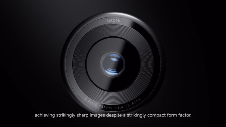 小米在去年MWC，就将专业相机级的M4/3大底传感器与镜头模块外接到手机上，实现