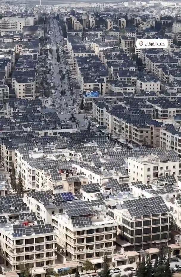 叙利亚电视台发布的这个视频真是壮观啊！叙利亚阿勒坡的楼顶密密麻麻的全是中国生产的