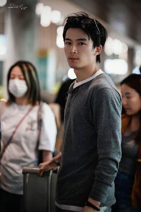 花儿与少年8录制回国回国路透刚一释出，《花儿与少年 8》就以 “全员松弛感” 霸