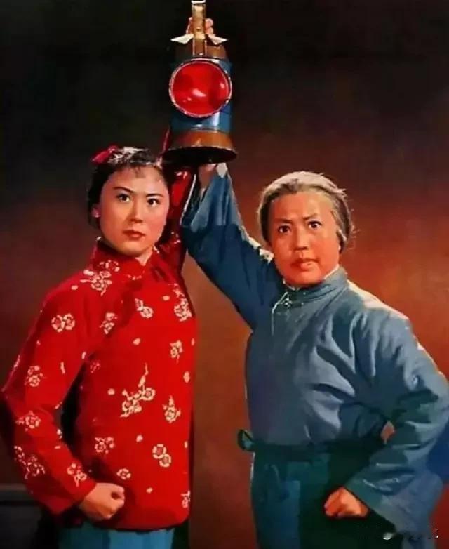 安徽肥西某生产队光棍蓝老七不识字却爱唱戏，看了京剧《红灯记》后唱走调，把“临行喝