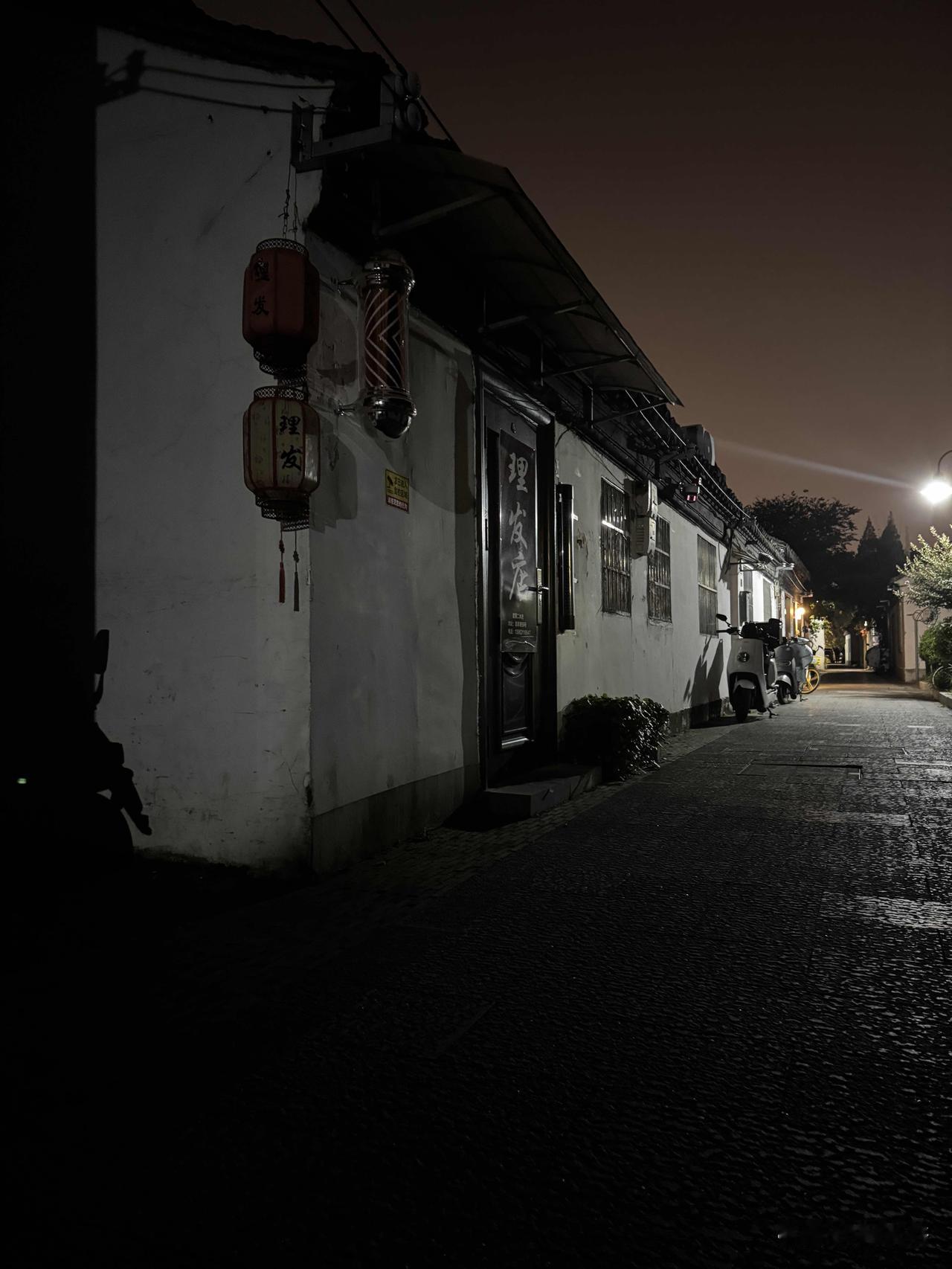 夜色漫入古巷，旧理发店还守着姑苏的人间烟火。