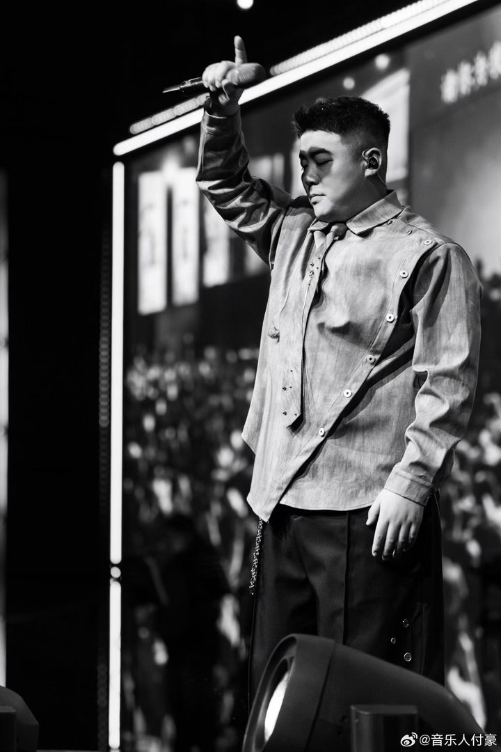 76年的李维嘉像96年的付豪生的建议节目组改名叫《到底谁是谁的叔》。一个长得像吃