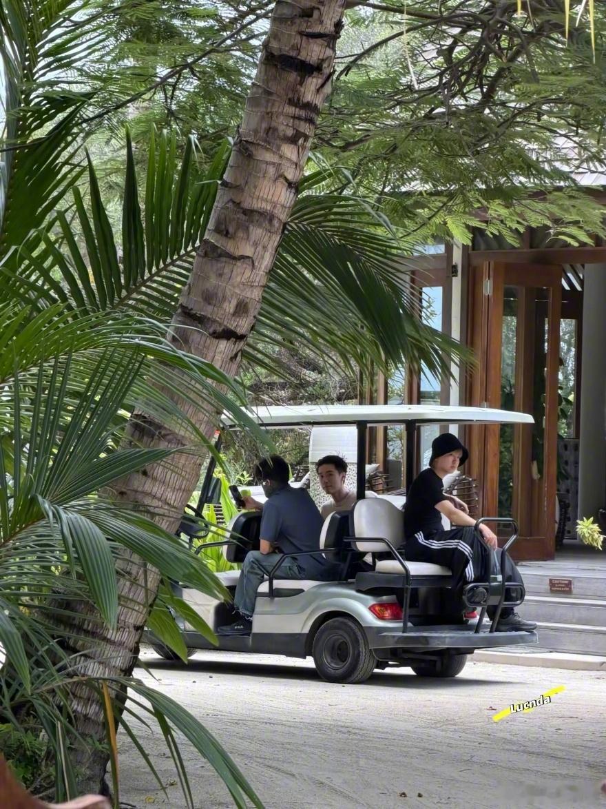 宋威龙给粉丝签名好实在 啊啊啊网友马代偶遇宋威龙和张逸杰，还要到了宋威龙的签名，