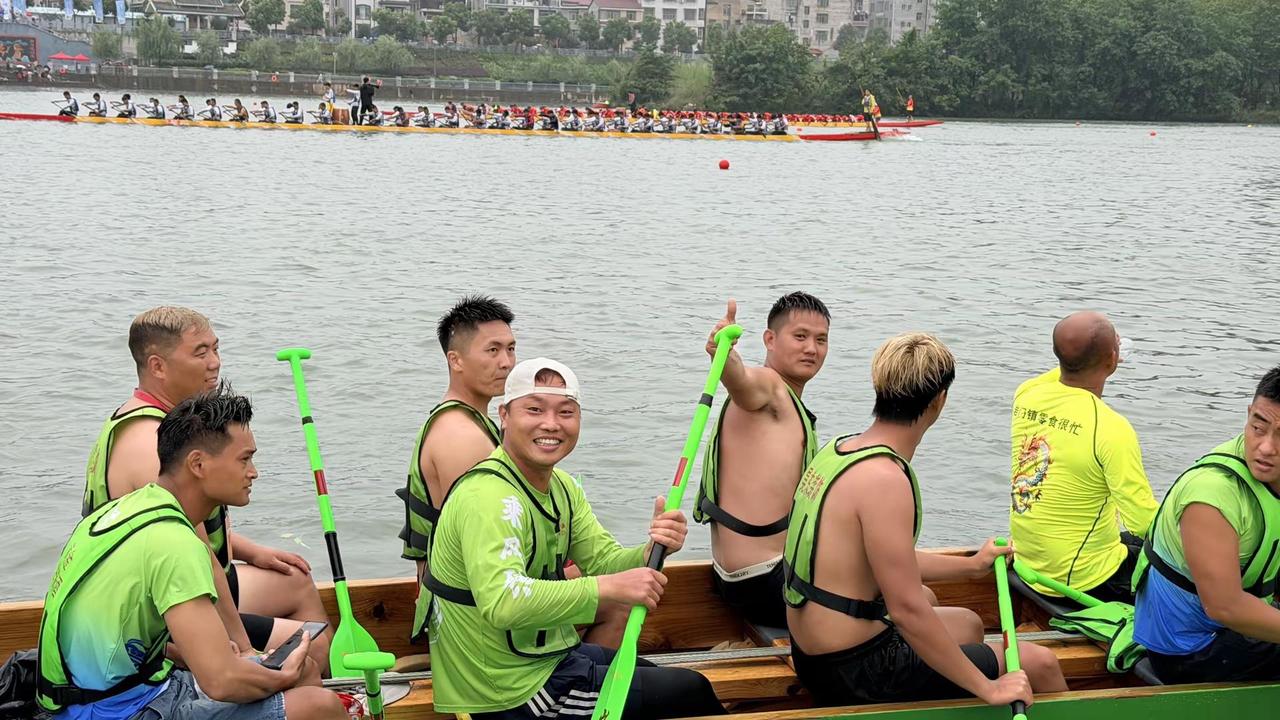 麻阳龙舟有一股说不出魔力，使我无限喜欢靠近并热爱 是灵魂的洗礼精神的充实让我踏实