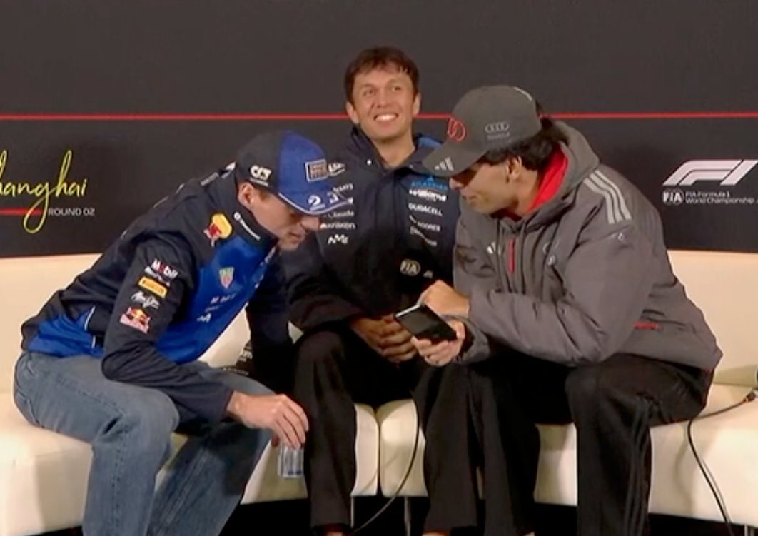 维斯塔潘和博托莱托在聊天，阿尔本坐在中间保持微笑F1赛车2026F1中国大奖赛2