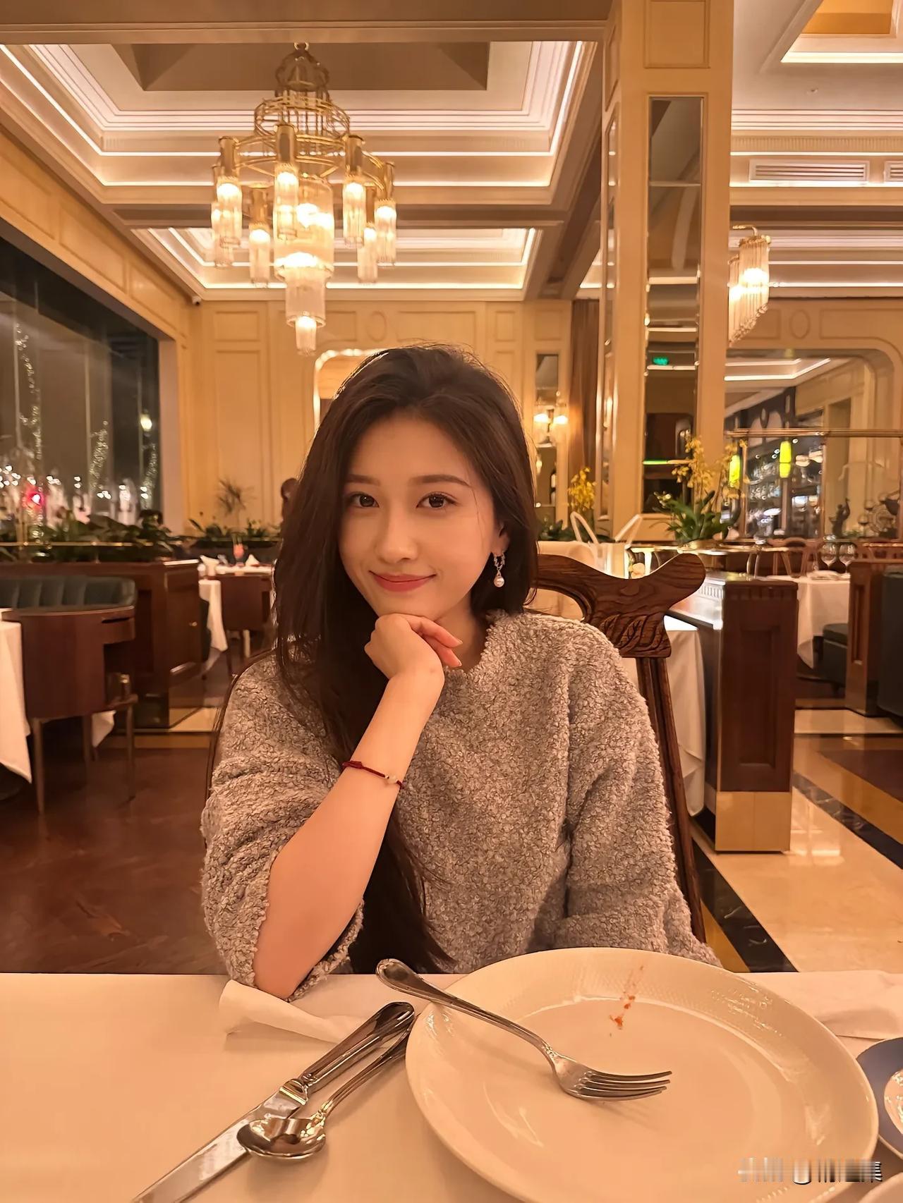 灯火阑珊处，佳人独坐思。