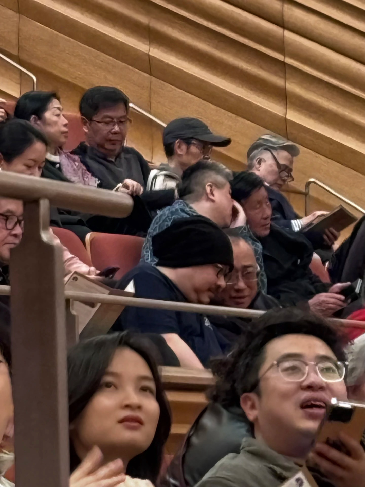 本来是去看演出的，结果观众席直接撞见刀郎和宋小宝同框！一个低调戴着帽子，一个一脸