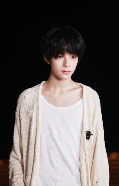 王橹杰自拍角度王橹杰星光收集员花絮照公开 王橹杰星光收集员花絮照公开，收获一个自