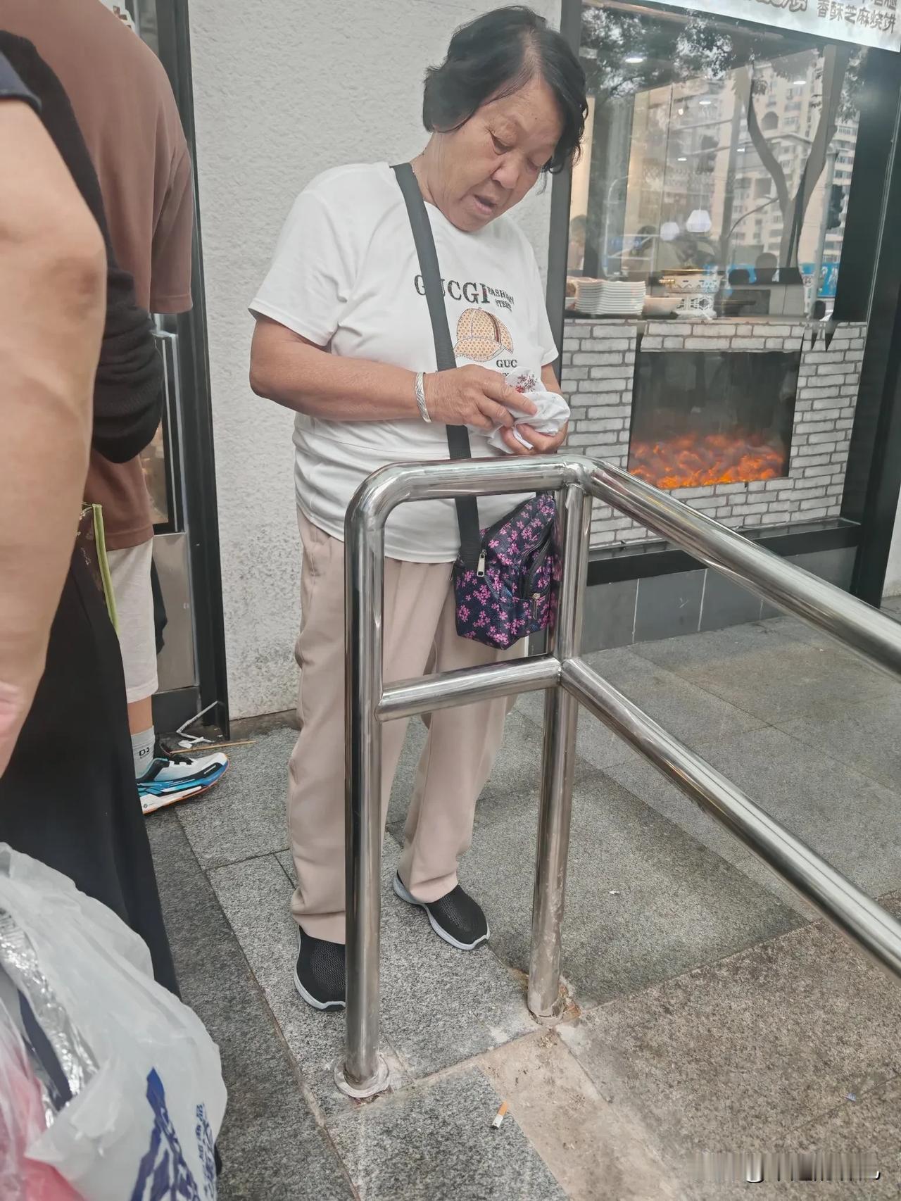 老人们总喜欢把钱包到一个小包包里，
可是放一起容易一起丢啊，
不要把鸡蛋放到一个