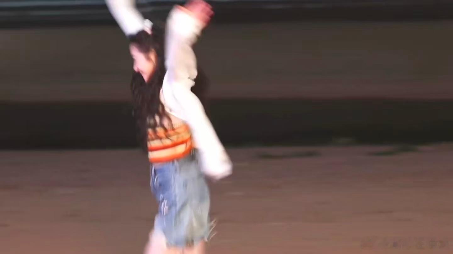 关晓彤石猴式演技 关晓彤是真的敢演 醉酒戏直接开启石猴模式 又蹦又跳又挥手 那份