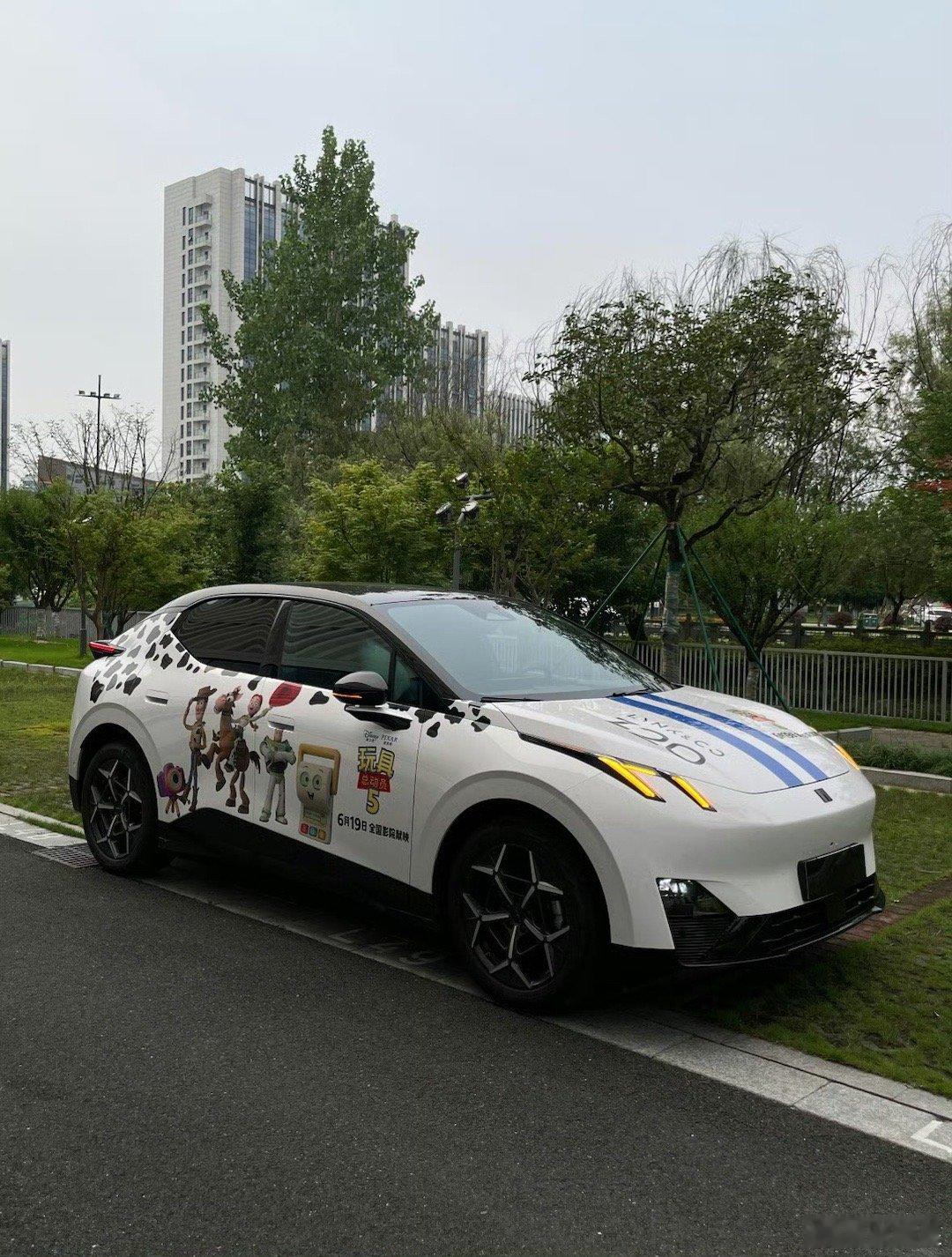 来杭州赴一场童话世界之约本以为联名款都是 “颜值大于实力”，试驾完这台动画主题小