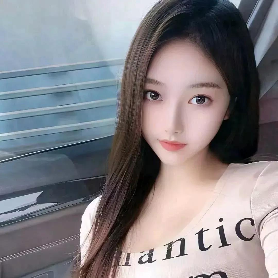 少女心爆棚，阳光透过车窗洒在身上，感觉好暖心哦！车内的美女 车后座自拍 车景自拍