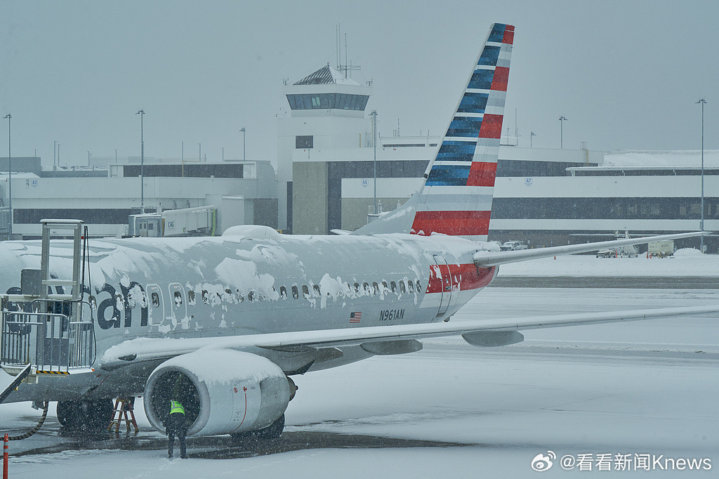 【受冬季风暴影响 美国数千架次航班被取消】 #美国数千航班因暴雪取消#当地时间2