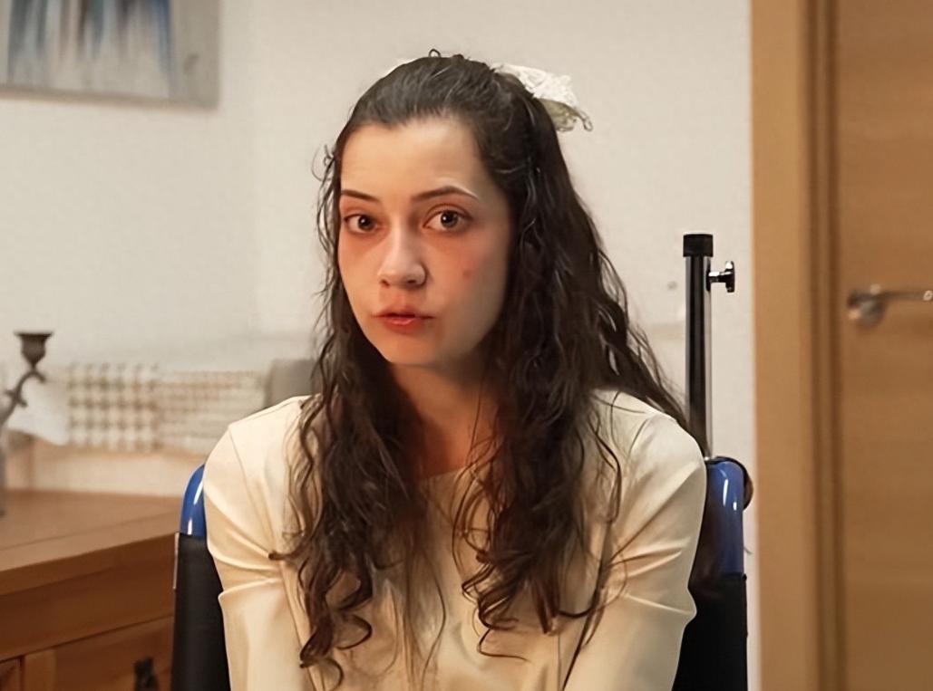 西班牙一名年仅25岁的花季女孩，本该拥有灿烂人生，却被几个陌生男子轮流侵害，她熬
