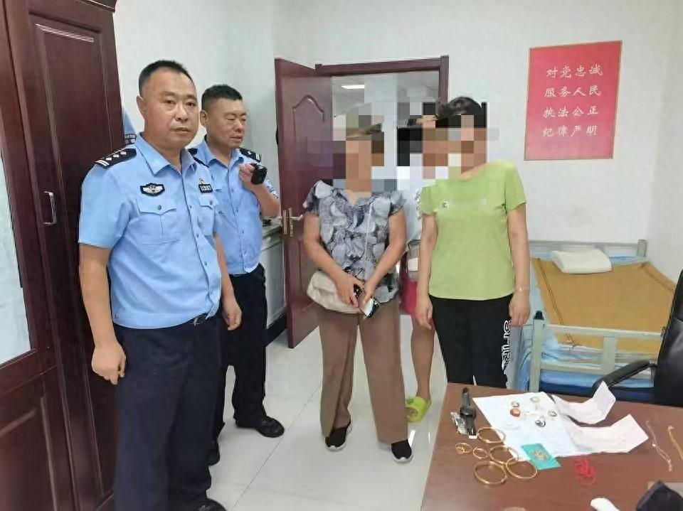 70岁老人捡到半袋大米发现——钱坤袋内：20万元存单，4个金手镯，3条黄金项链，