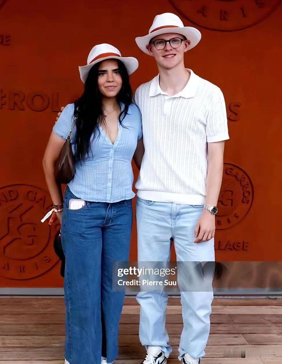 小勒布伦和莎莎的好朋友迪亚慈的妹妹谈恋爱了！
就在全网热议东哥荣获三冠王的各种话