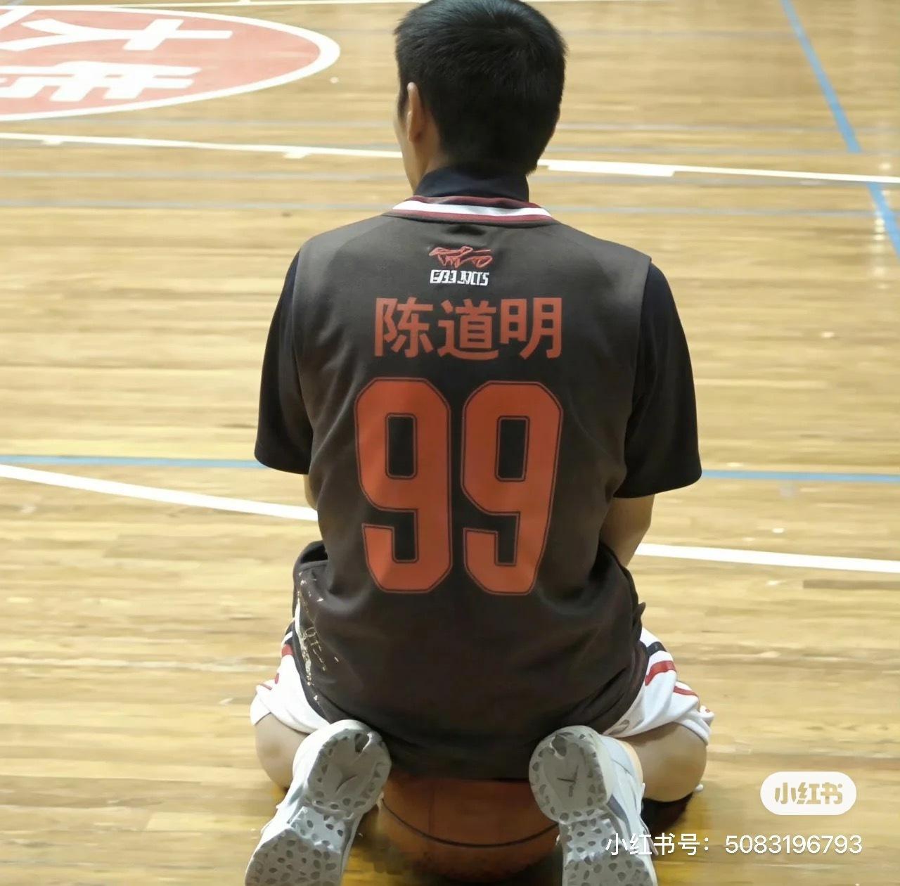 跪了…上火嗓子疼…胃也难受…于是，今天吃了三根冰棍，2大杯冰牛奶和一大碗刨冰，还