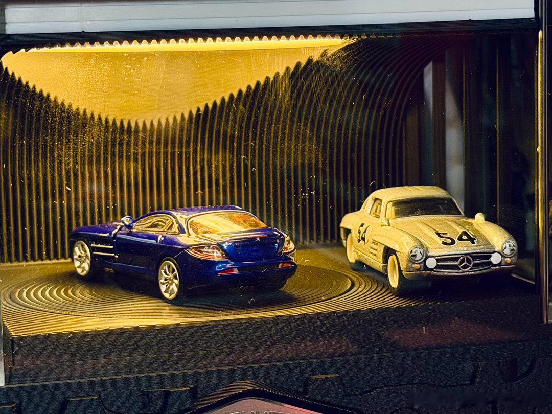 我书桌上的车模小天地持续更新中，这就是我办公的“心情件”钟爱保时捷和宝马的1比6