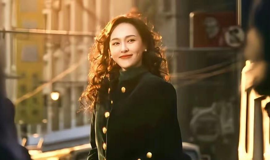 游本昌拍完《繁花》，转身就上话剧台，两小时不歇气。
王家卫一帧一帧抠，他嫌慢，