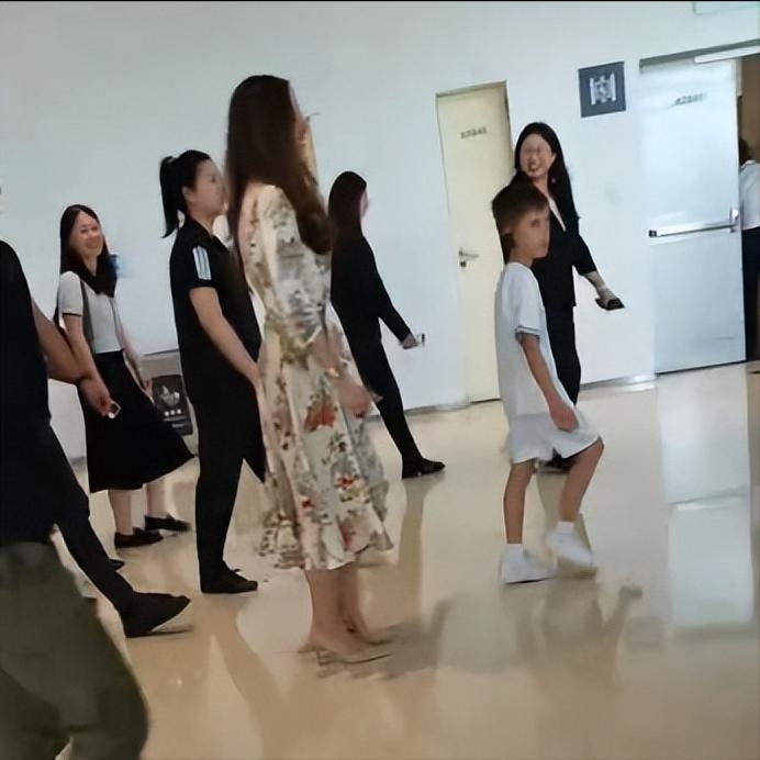 武契奇小儿子和妈妈一起去科技馆参观！

5月28日，是武契奇访华的最后一天，当天