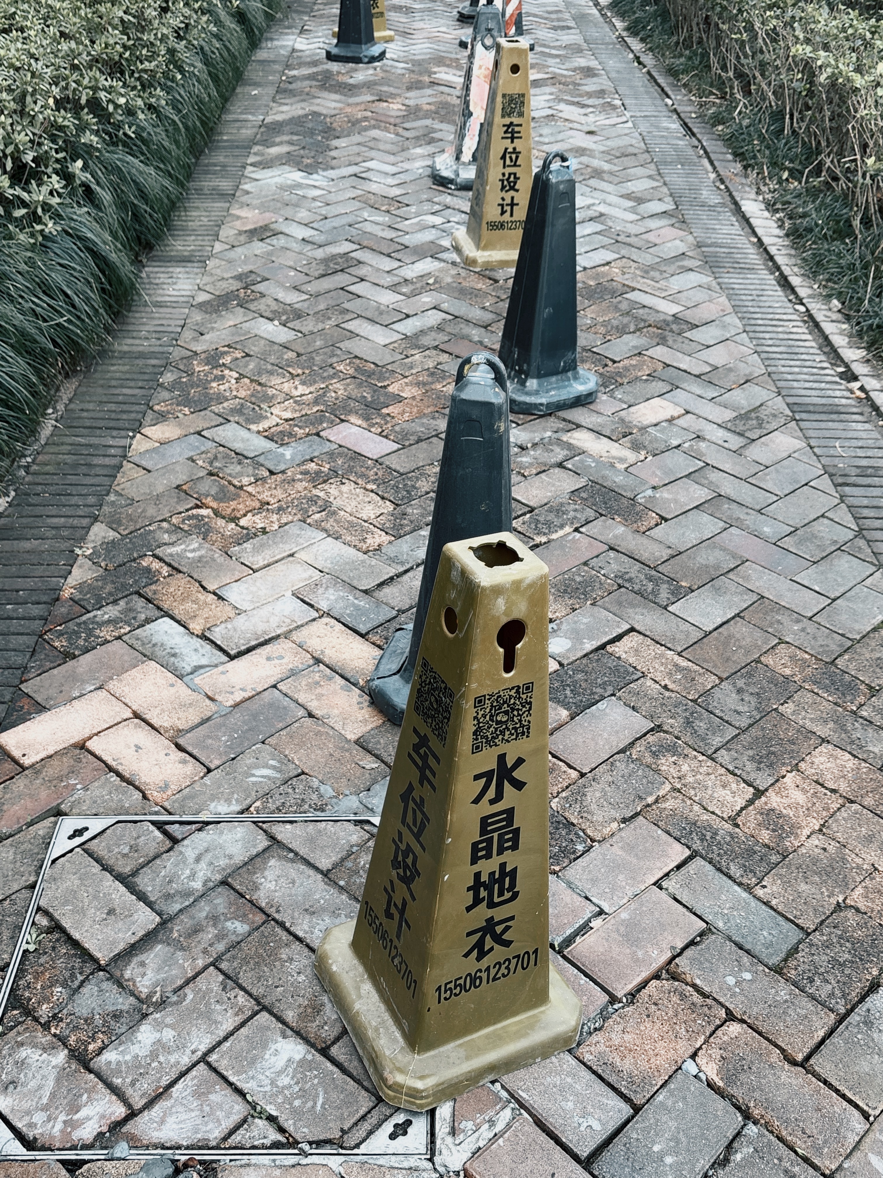 之前投诉楼栋门口那条路凹凸不平物业进行了简单的修复但是目前效果看下来还不如不修金