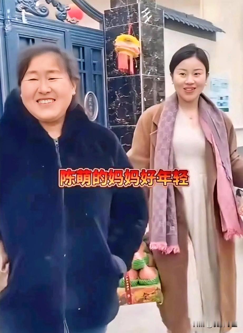 陈亚男和陈萌对比哪个更好看? 

大衣哥跟大衣嫂可热情地招呼着。陈萌能成为贤妻良