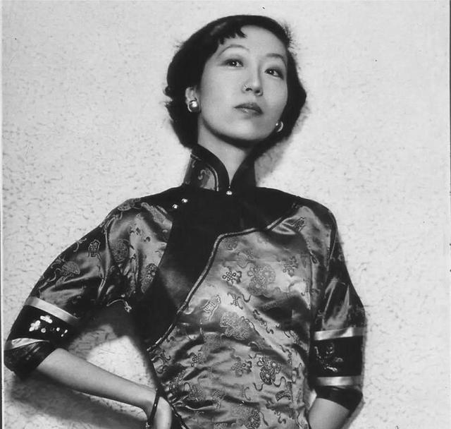 1995年，张爱玲在美国出租屋内去世，尸体一周后才被发现。她一丝不挂地躺在床上，